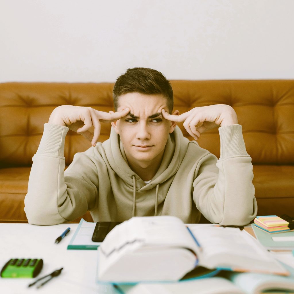Un élève devant ses cahier se concentre au cours d'une séance dédiée à la métacognition.