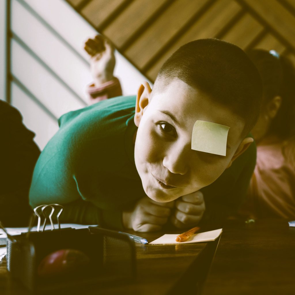 Un élève dys ou en blocage scolaire a collé un post it sur sur front pour mieux mémoriser. C'est une technique de psychopédagogie.