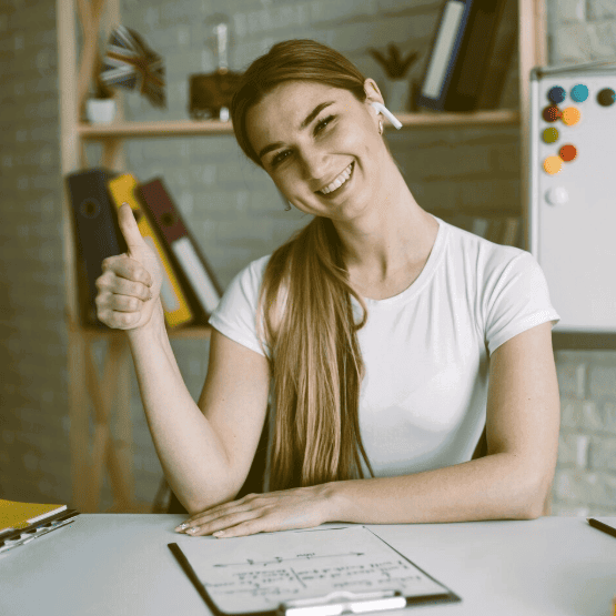 Une jeune adulte en reprise d'études ou confrontée à des difficultés en écriture et en français retrouve les bases grâce à un cours particulier pour adultes.